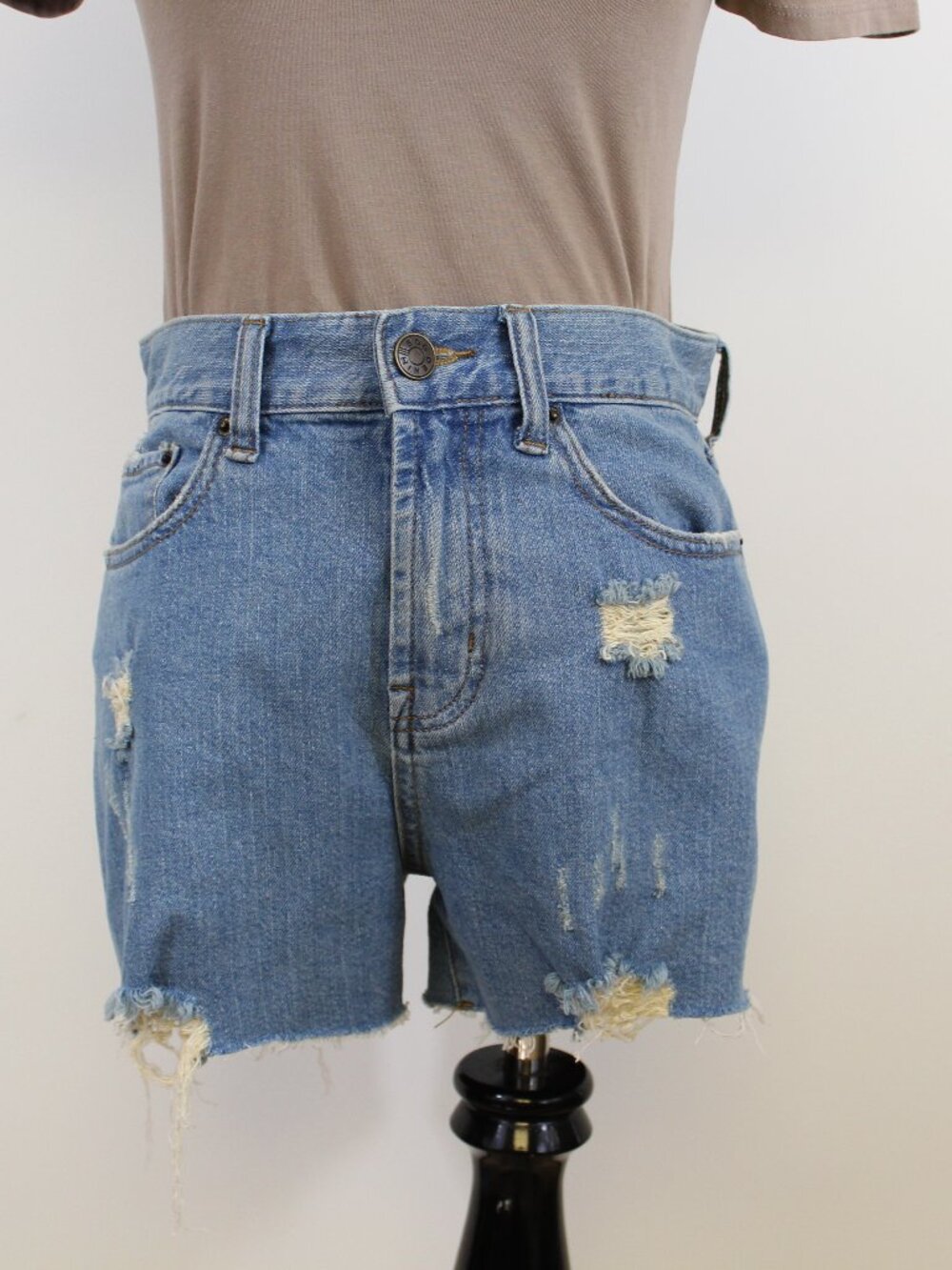 BDG Distressed Denim Shorts NWT High Rise Raw Hem Light Wash Size 28